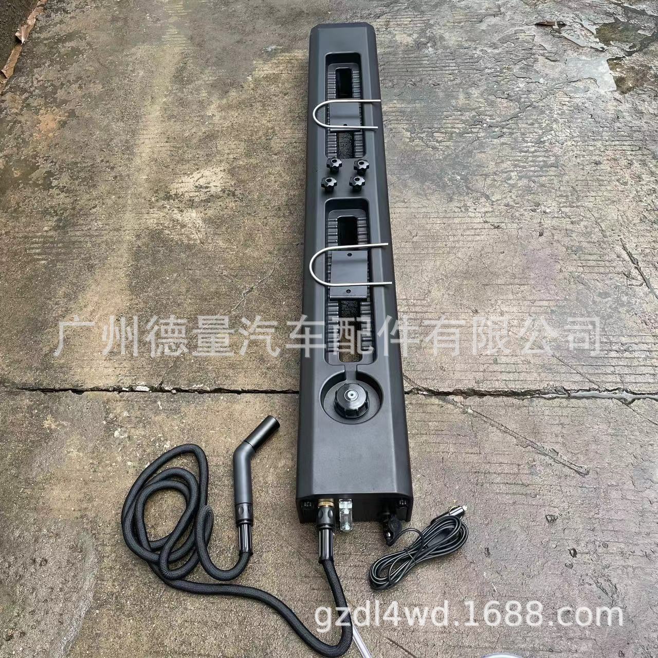 Outdoor Camping Universal Roof Water Tank for Bathing and Washing Vegetables 30L Large Capacity with Water Pump Outlet Adjustable Water Gun Installed