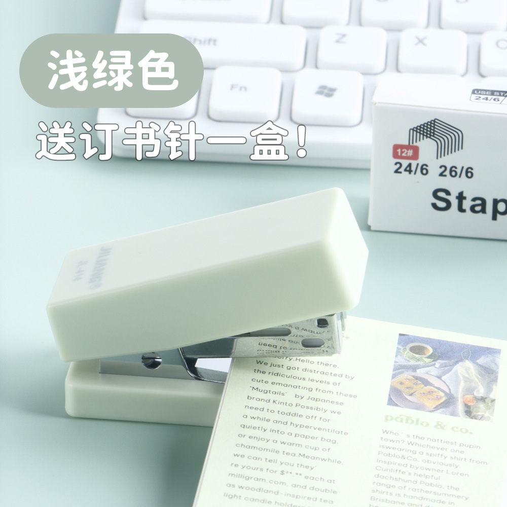 Mini grapadora portátil conjunto de bolsillo pequeño estudiante papel de prueba encuadernador simple grapadora papelería al por mayor