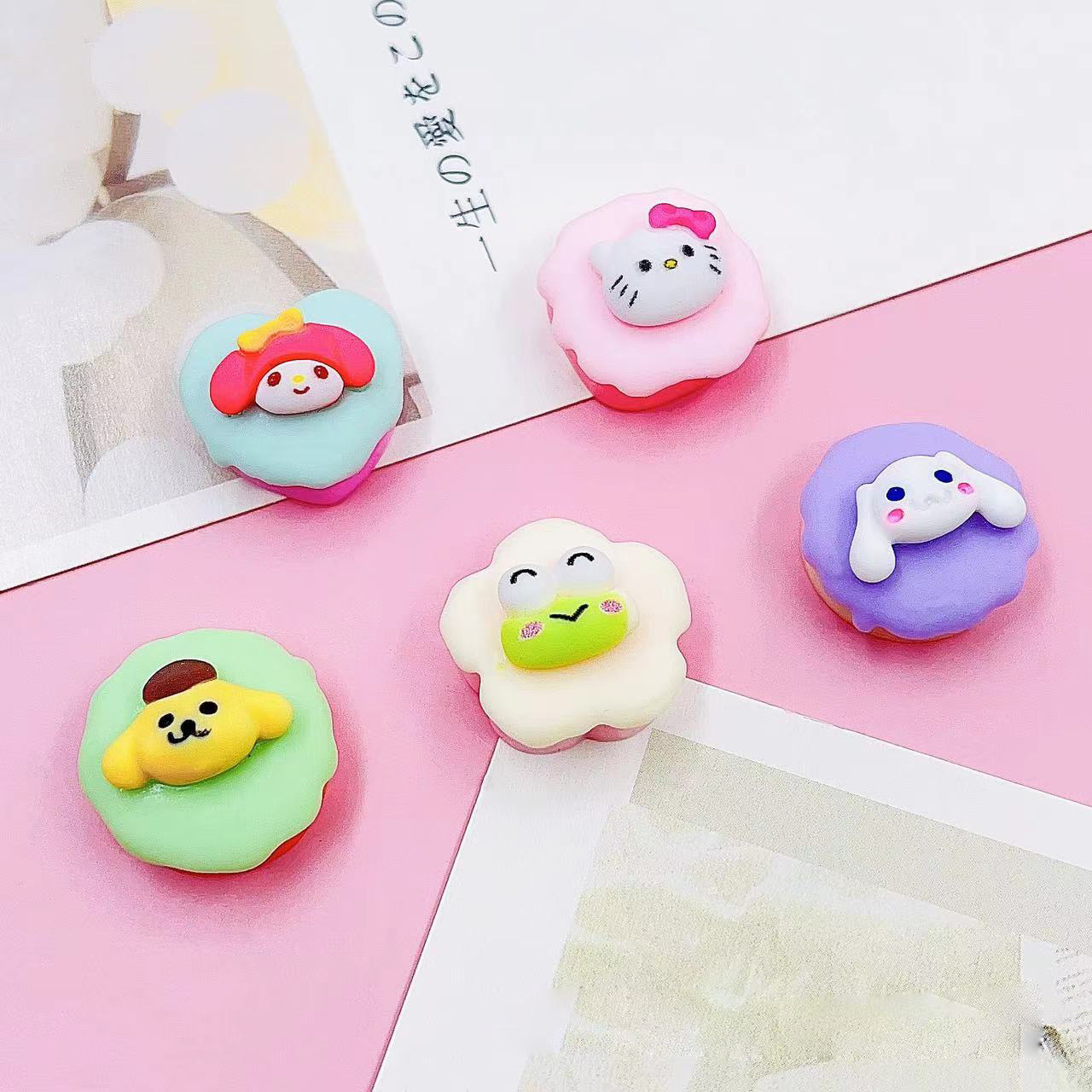 Nueva historieta tridimensional Sanrio Yugui perro comida y juego DIY accesorios de cuerda de pelo al por mayor crema pegamento teléfono caso parche