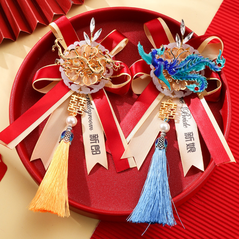 胸の花の結婚式のフルセットの新郎新婦は結婚します。|undefined