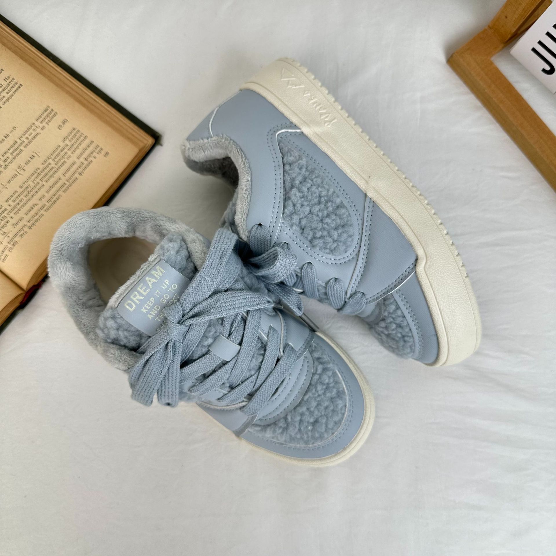Zapatos con cordones delanteros estilo Hong Kong Zapatos deportivos casuales coreanos Zapatos de mujer de todo fósforo 2024 Nuevos zapatos blancos Mujer Yuanbo 5353