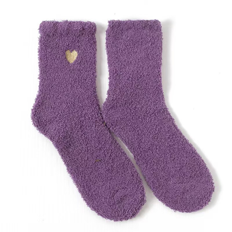Calcetines hasta la pantorrilla con bordado de corazón en hilo dorado que no se desprende, calcetines cálidos para estar en casa, calcetines de invierno para dormir para mujer, calcetines de felpa coral de fábrica.