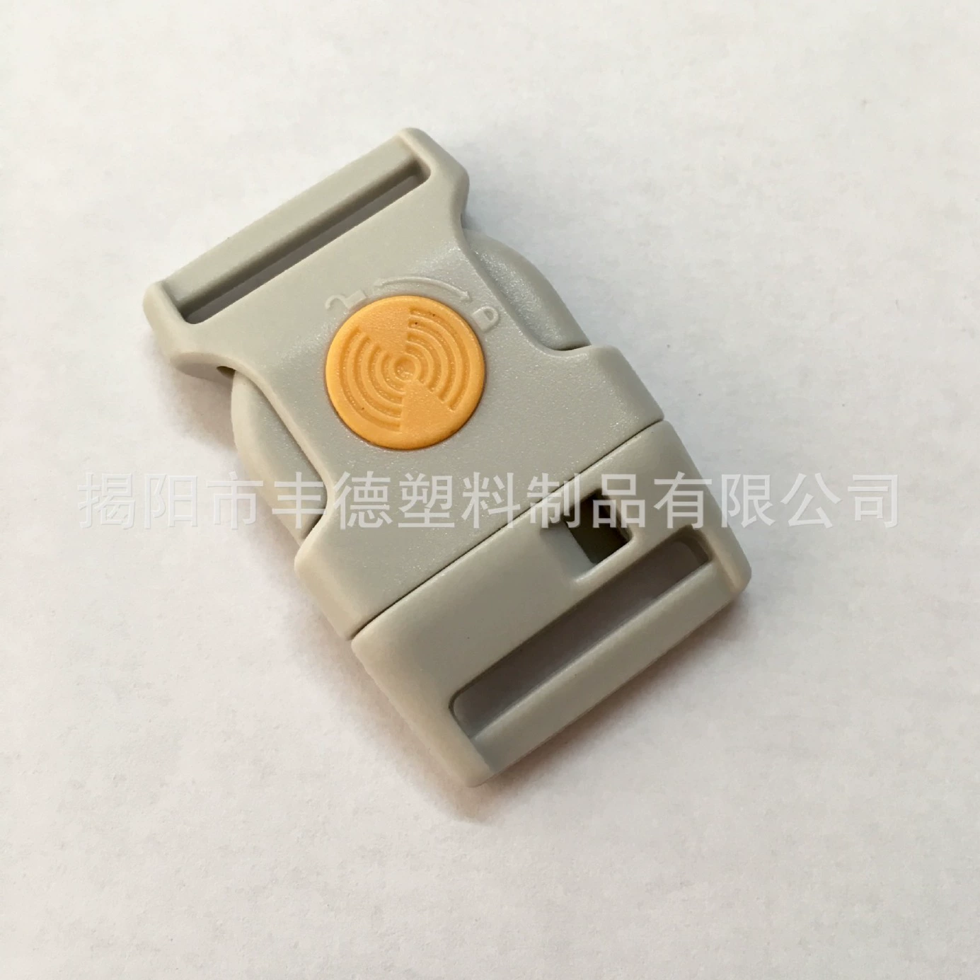 Пряжка для ключа со свистком и датчиком тягового троса с защитой от потери