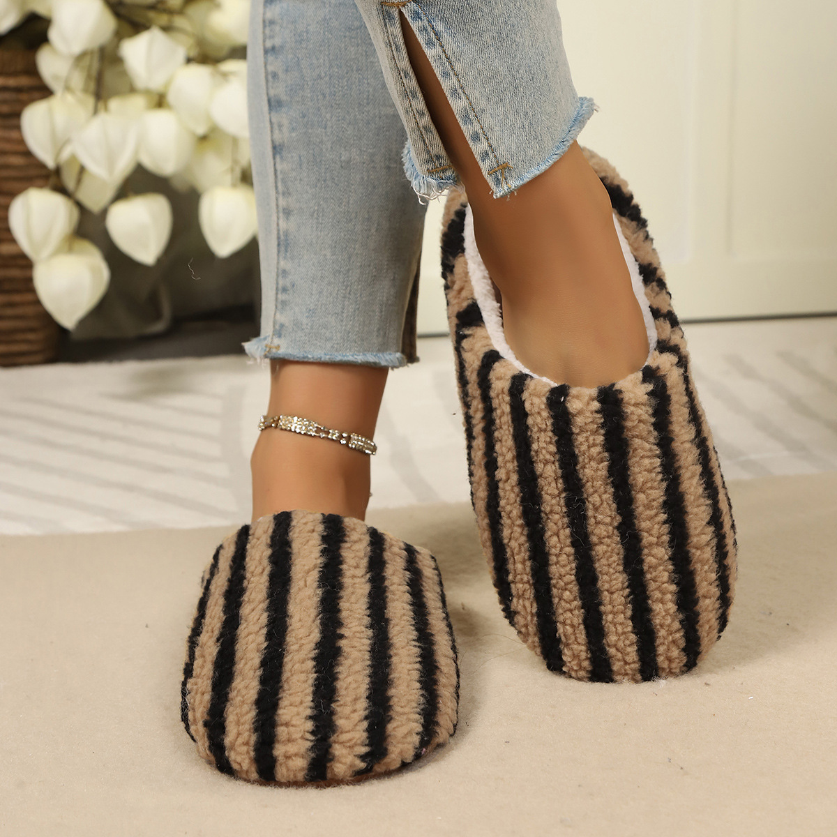 Zapatillas de lana de tela suave de comercio exterior de caña de invierno para mujeres antideslizante interior zapatos caseros peludos de suela gruesa