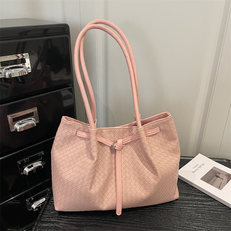 Versátil, simple, elegante, textura superior, primavera y verano, 2026 nueva bolsa de hombro para mujeres de viajes casuales de color sólido, plegado