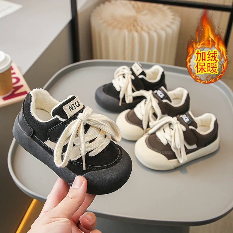 2023 Зимняя детская повседневная обувь на флисовой подкладке, новые мальчики из натуральной кожи, мягкая теплая обувь с низким верхом, обувь из двух хлопков для девочек