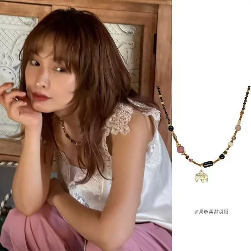 El mismo estilo de Wu Xin, color dopamina, piedra natural, collar de elefante con cuentas, temperamento de moda de nicho, collar de todo fósforo