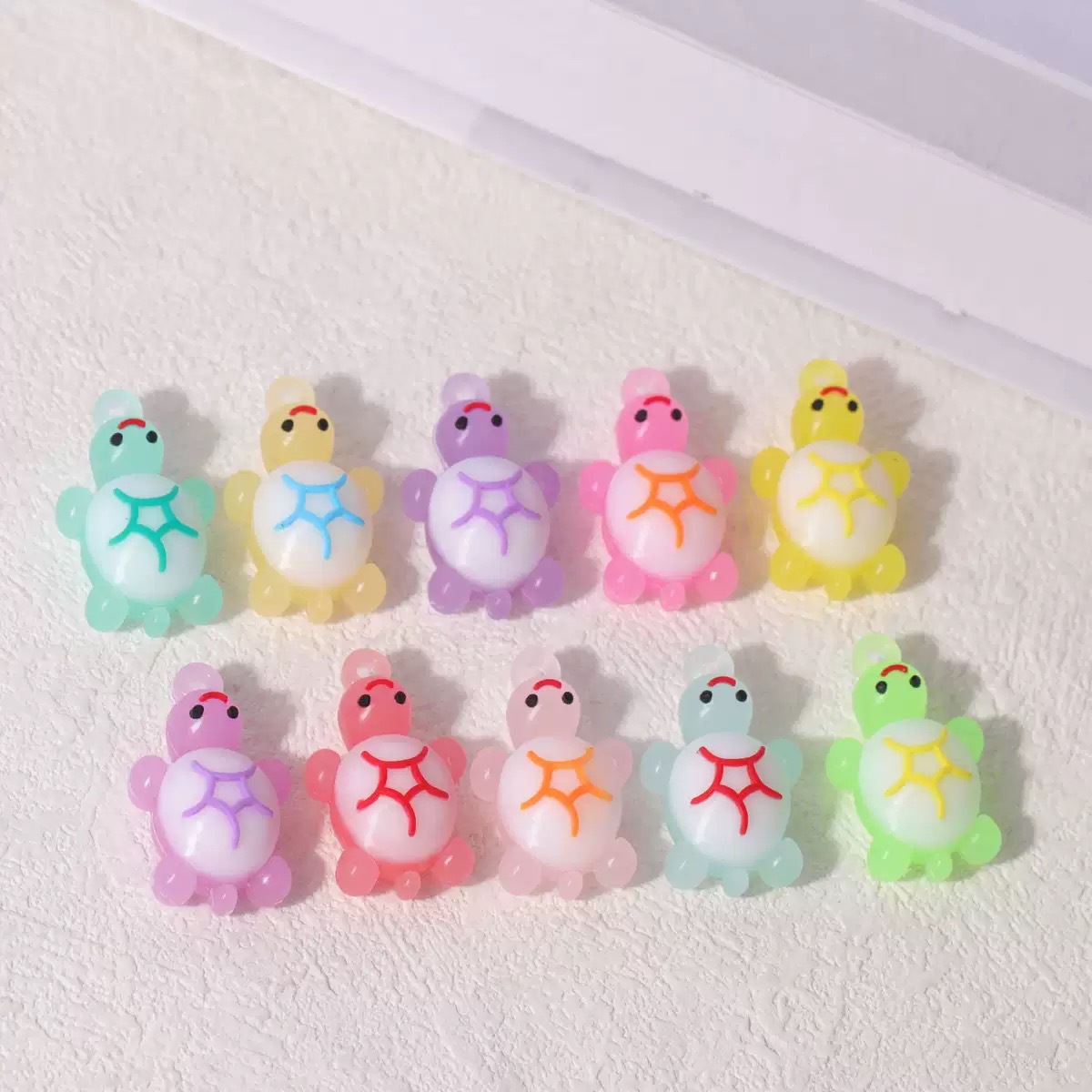 Llavero con colgante de tortuga, lindo muñeco luminoso de tortuga marina colorida, accesorio pequeño para mochila de estudiante, venta al por mayor de fábrica