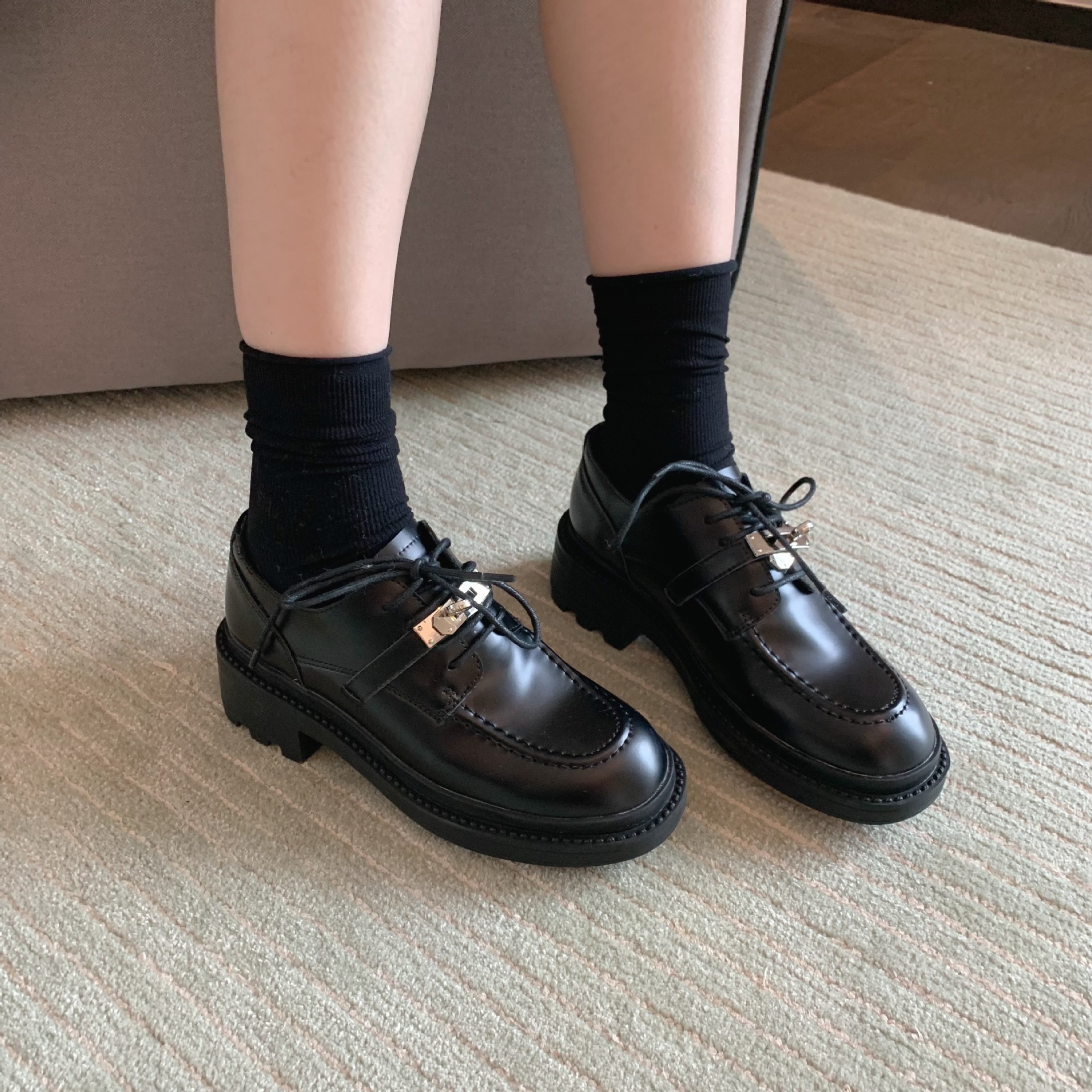2025 primavera nuevo estilo británico mocasines con cerradura pequeña suela gruesa tacón grueso con cordones Oxford zapatos de cuero pequeños para mujer