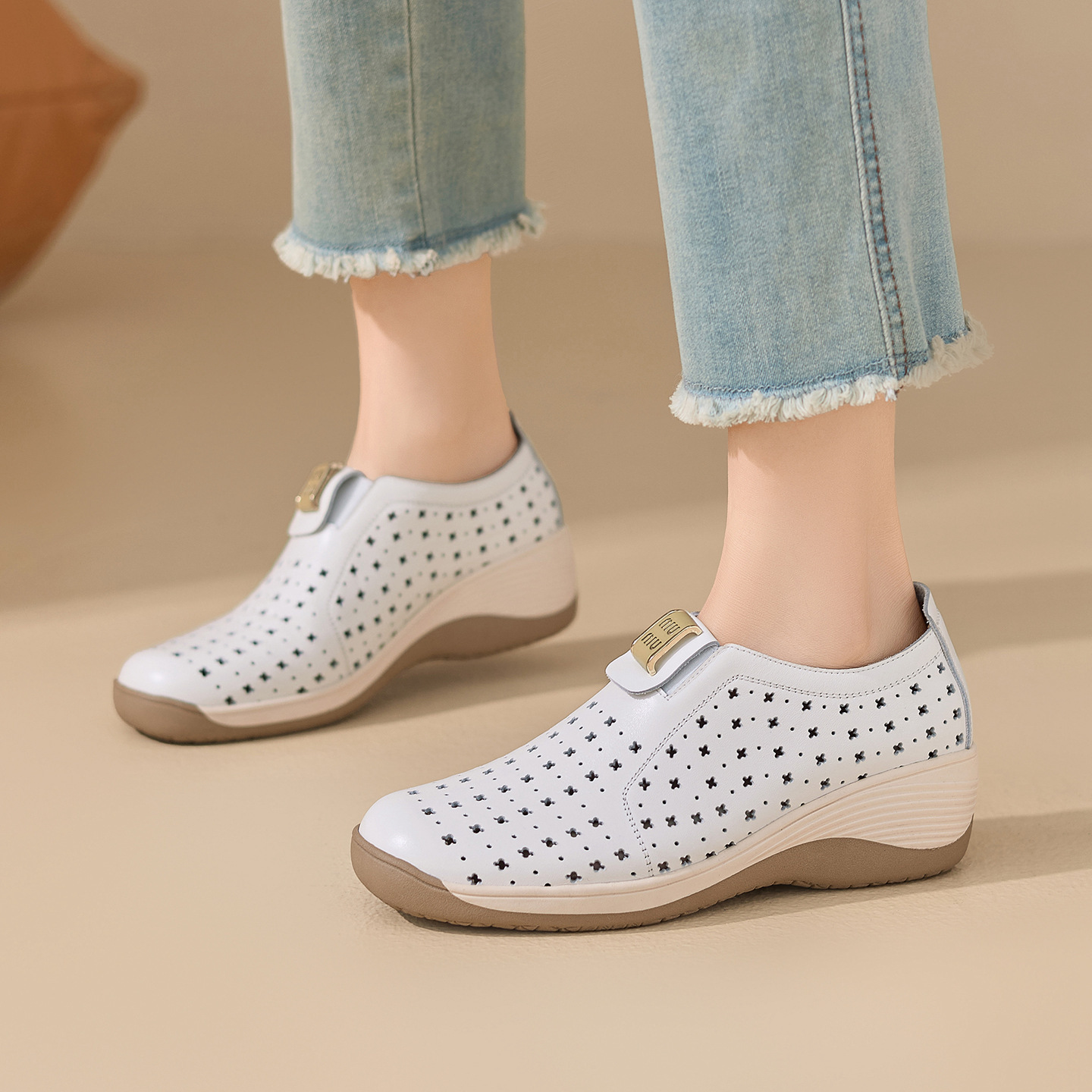 Giày da nữ đục lỗ đế xuồng thấp phong cách thể thao — màu trắng ngà