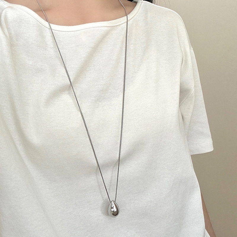 コールドスタイルのシルバーのブラッシュド加工ドロップペンダントネックレス、女性向け、ニッチなライトラグジュアリー、高級感、ロングタイプ、秋冬のセーターチェーンに万能|undefined