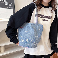 潮時尚牛仔布字母手提包大容量簡約通勤便當袋正反兩用單肩水桶包