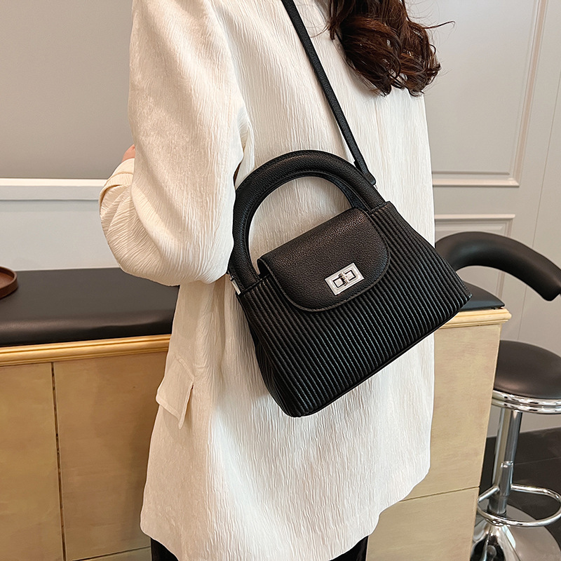 Bolso de moda coreano 2025 verano nuevo bolso femenino casual patrón de lichi bolso de hombro a rayas todo fósforo bolso de mensajero