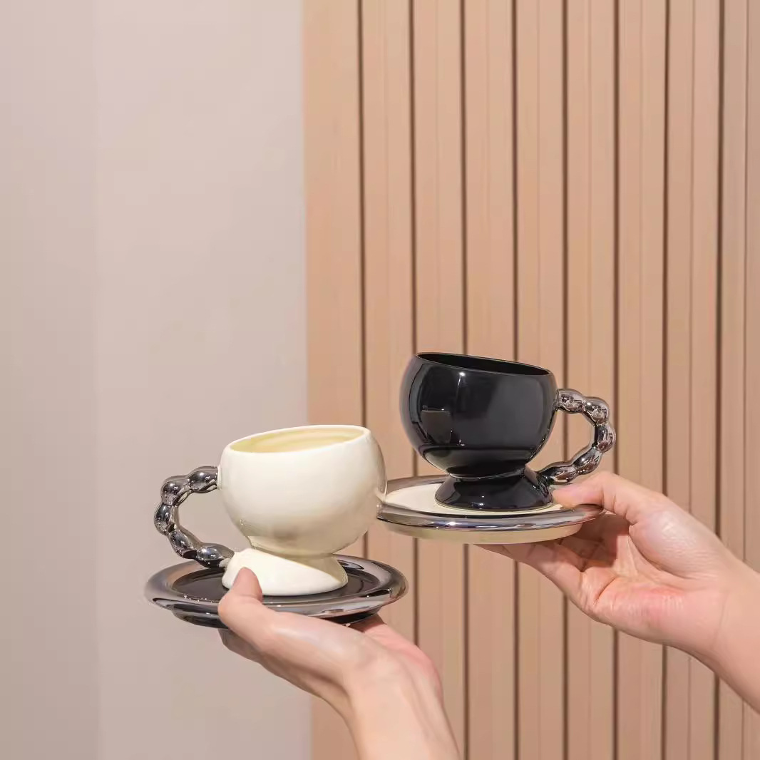 Creativo y lujoso estilo nórdico blanco y negro taza de plato taza de marca taza de café de cerámica taza de alto valor de la cara taza de mango galvanizado