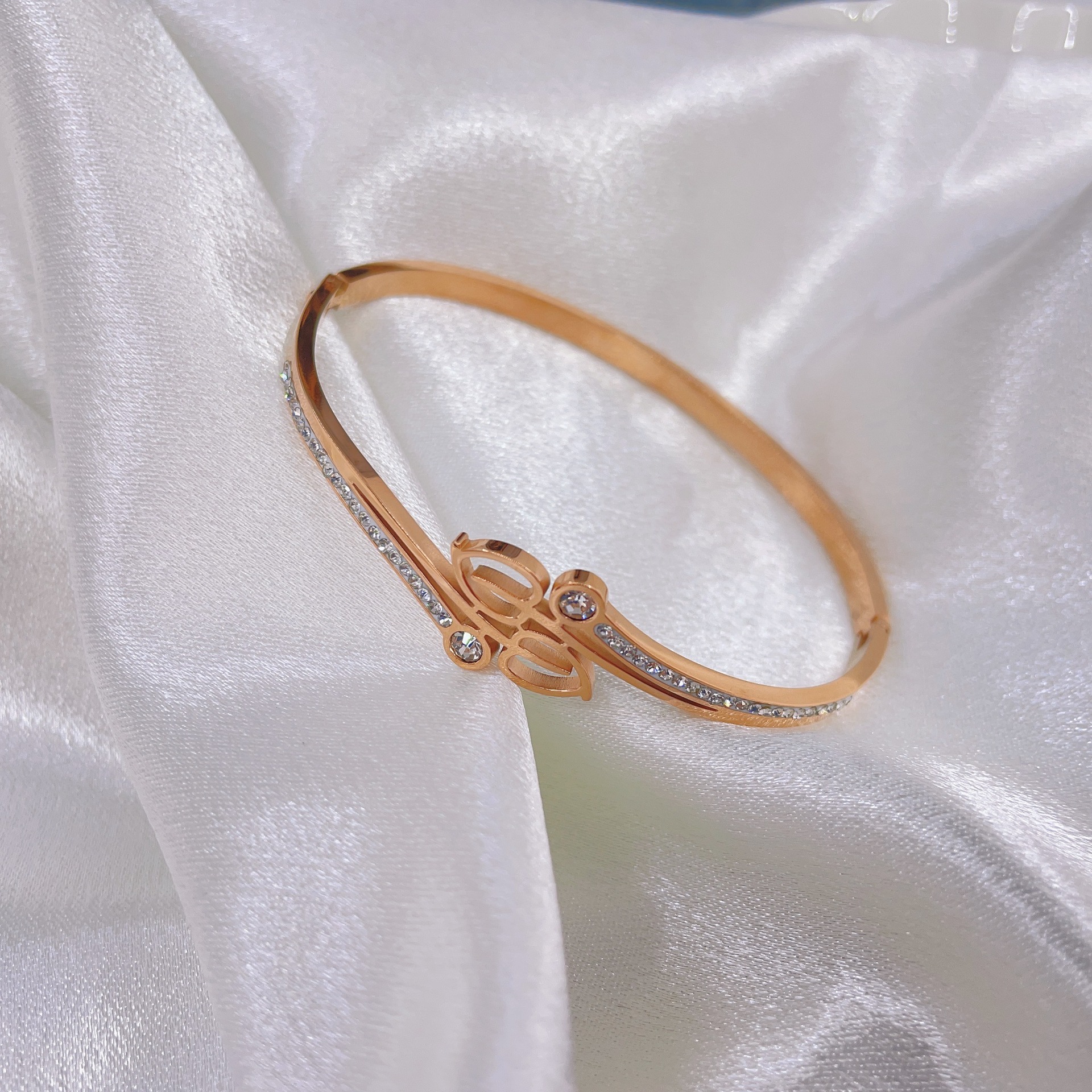 En stock fábrica directa Transfronteriza Popular electrochapado 18K pulsera de acero de titanio femenina personalidad no se desvanece moda nicho moda