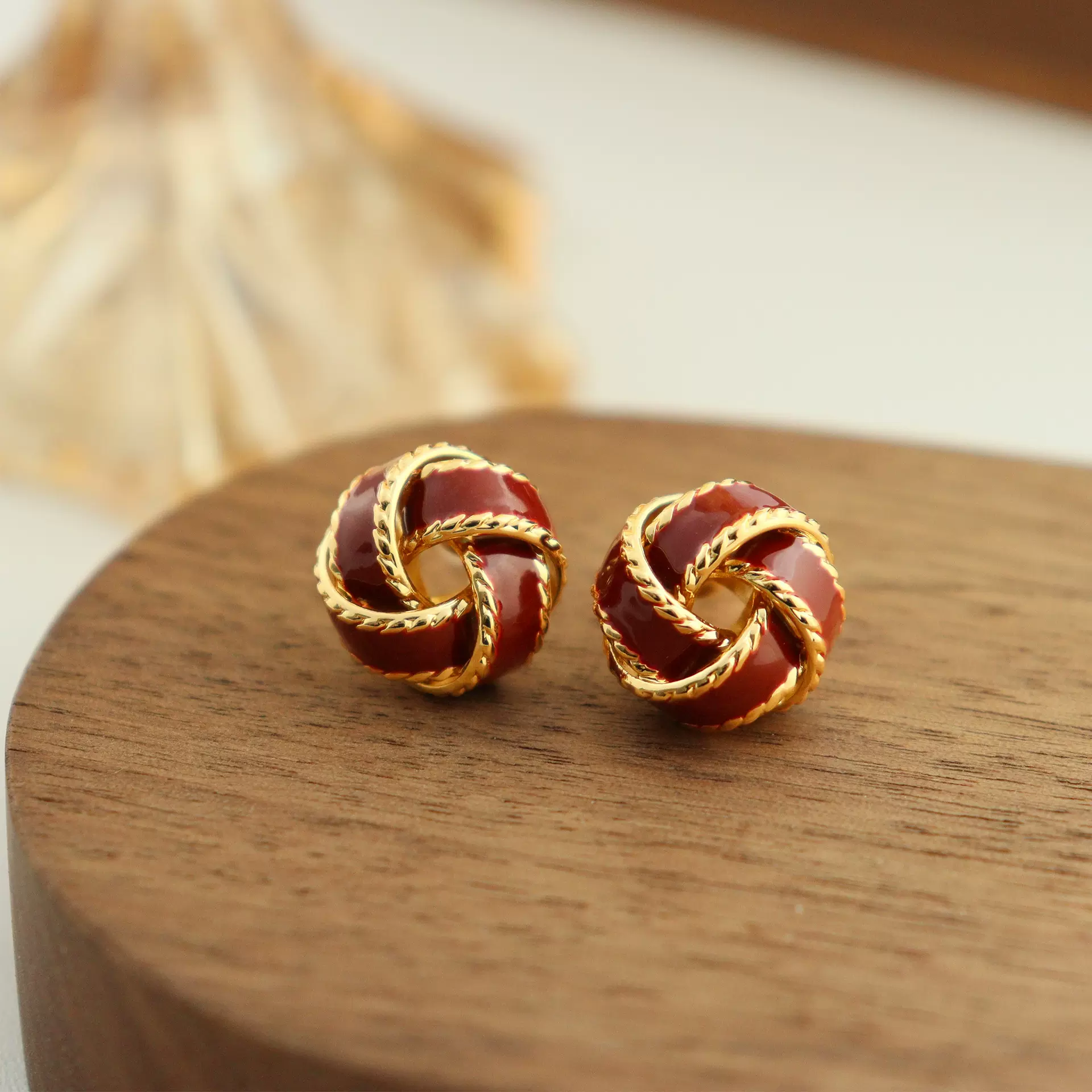 春夏新款时尚精致红色滴油编织耳钉女复古百搭气质耳饰轻奢高级感