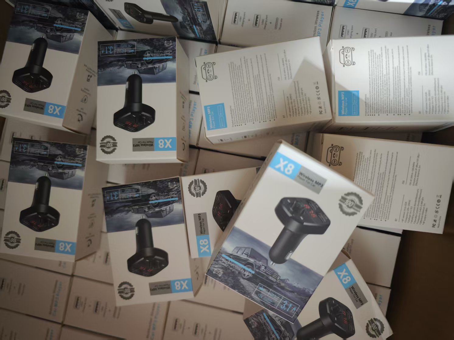 X8 упакован в небольшую цветную коробку