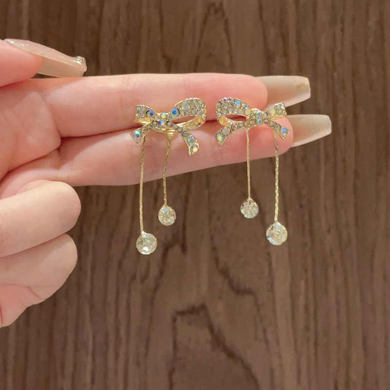 Pendientes asimétricos de tendencia 2023 Pendientes de niña de temperamento dulce Pendientes de lazo súper flash de diamantes coreanos