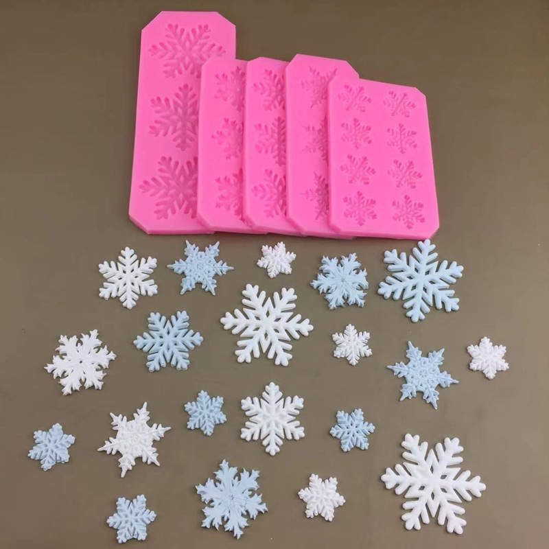 クリスマスの雪の形は砂糖の食品級のシリカゲルの鋳型のチョコレートのシリカゲルの形をひっくり返します。|undefined
