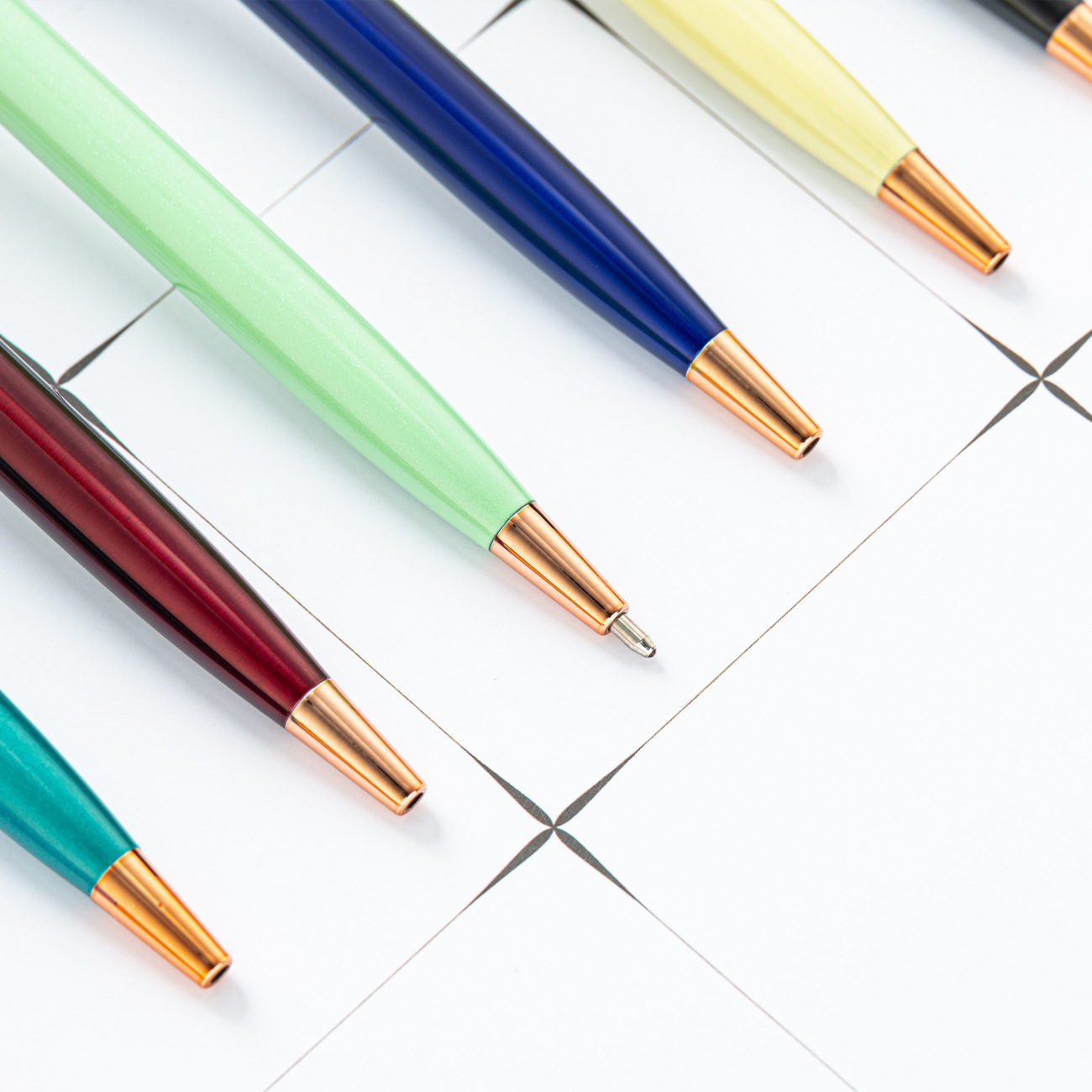 Pluma de bola metálica simple de viento mayorista de negocios de oficina de estudiantes herramientas de escritura se pueden imprimir logotipo de regalo pluma publicitaria