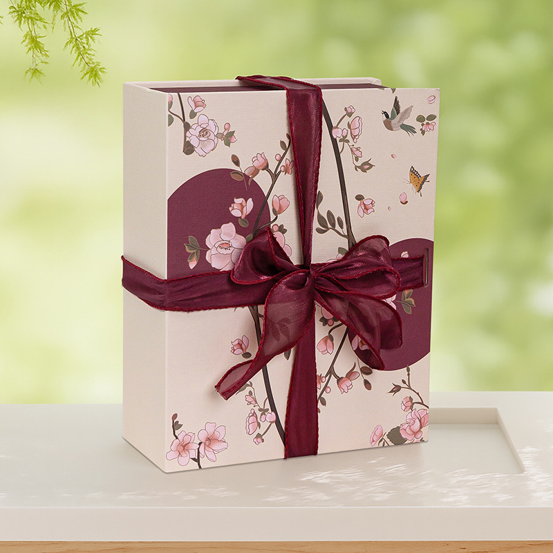 Nueva caja de regalo de mano de estilo nacional, caja de regalo con tapa abatible, caja de regalo de devolución de vacaciones, caja de regalo retro, lugar de fábrica