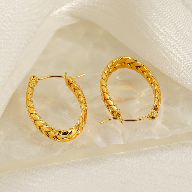 Pendientes de temperamento retro europeo y americano femenino 2024 nuevo estilo caliente celebridades de Internet de nicho pendientes de alta gama Pendientes dorados de todo fósforo