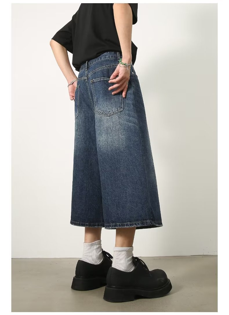 Lässige, gerade geschnittene Herren-Denim-Shorts mit weitem Bein und Used-Look in Blau im amerikanischen Retro-Stil – perfekt für den Sommer und vielseitige Kombinationsmöglichkeiten_voghion.com