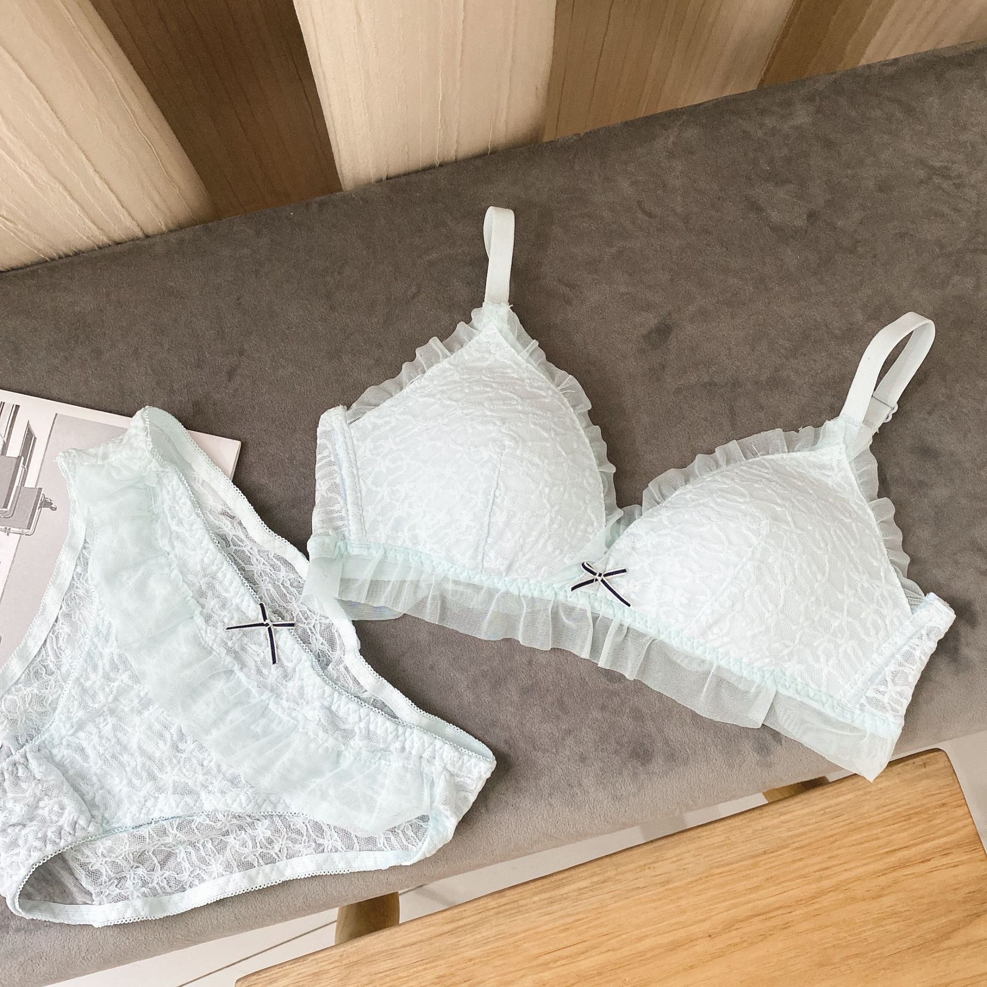 Ropa interior de encaje fino para niñas reunida sin anillo de acero, copa fija, recolección lateral de leche auxiliar, sujetador de soporte superior anti-caída