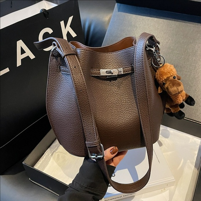 Otoño y invierno bolso de mujer retro bolso de cubo de mano 2025 nuevo tipo bolso de cesta de platos de viaje versátil bolso de hombro