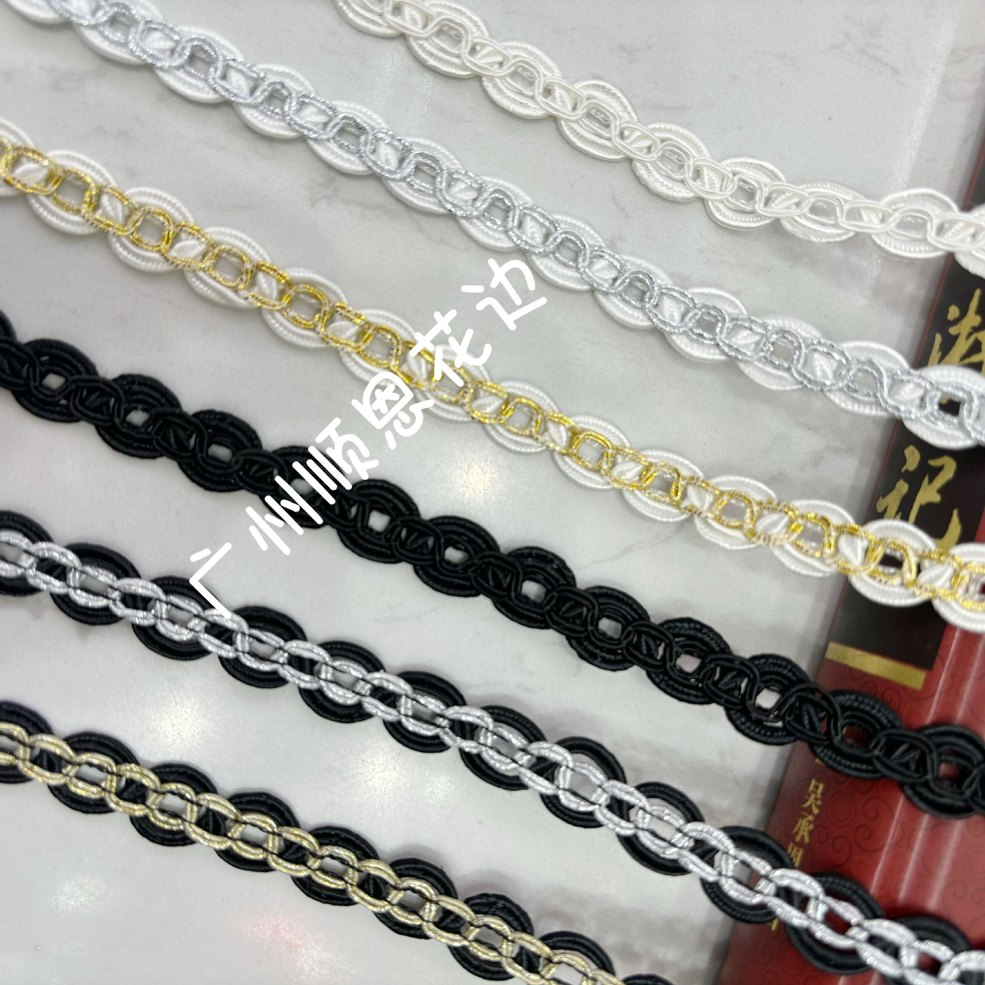 Fábrica en stock Venta Directa estilo étnico encaje con cuerda de pozo oro y plata seda ocho caracteres encaje vestido de novia traje Accesorios