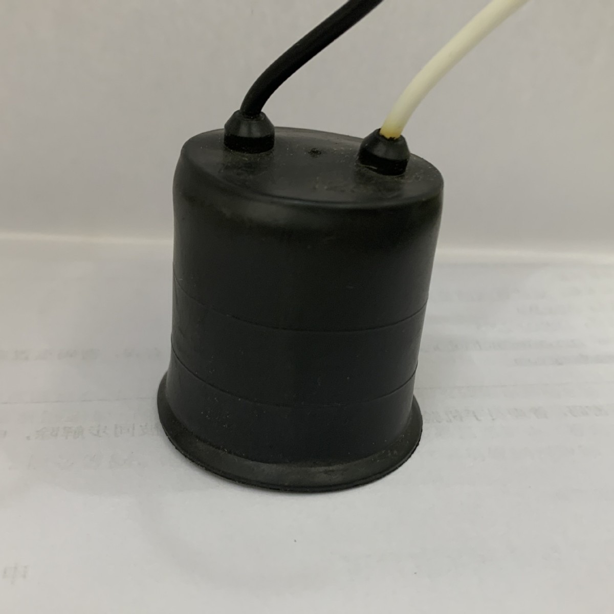 [Suministro directo de fábrica] Portalámparas impermeables de porcelana de cuero negro E26, la elección de calidad, impermeable y duradera, ¡súper sin preocupaciones!