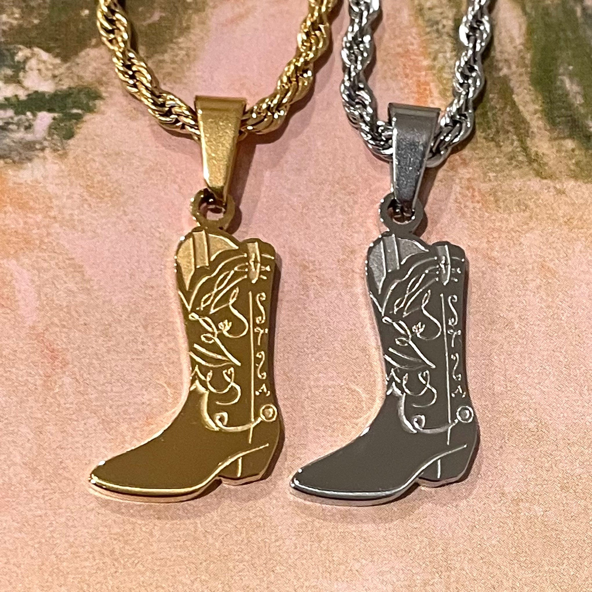 Collar de Vaquero con Bota y Cadena Trenzada, Se Puede Grabar