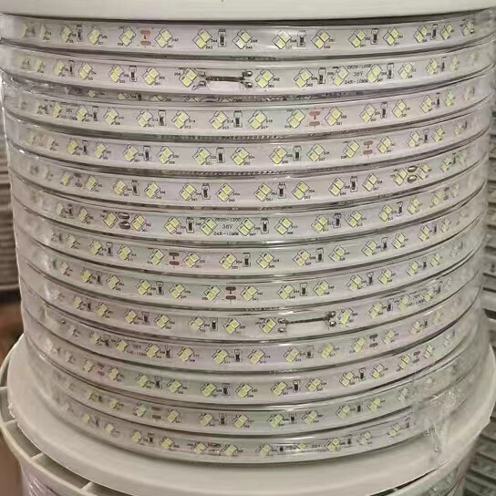 Ledライトは屋外の明るくなる工事の雰囲気を持っています。|undefined