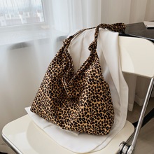 2025日韩小豹纹斜挎包大容量单肩帆布包女大学生白豹纹黄豹纹布袋