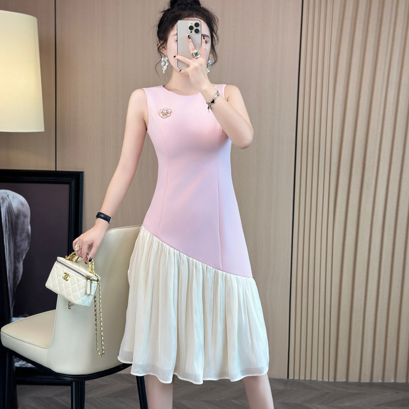 Fashionable three dimensional white summer dress with a round collar