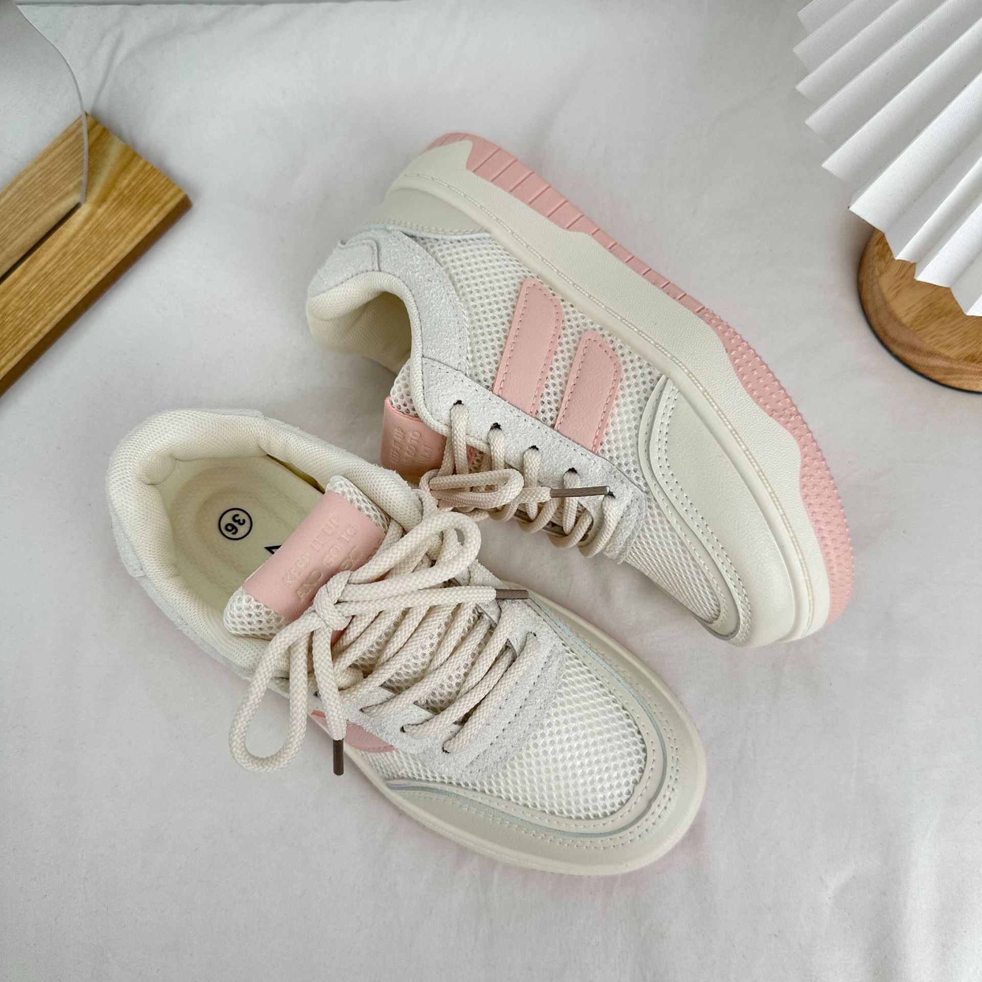 Yuanbo 2024 nuevo estilo japonés de estilo universitario zapatos de lona plateados de verano de malla transpirable coreana de baja altura tablero deportivo