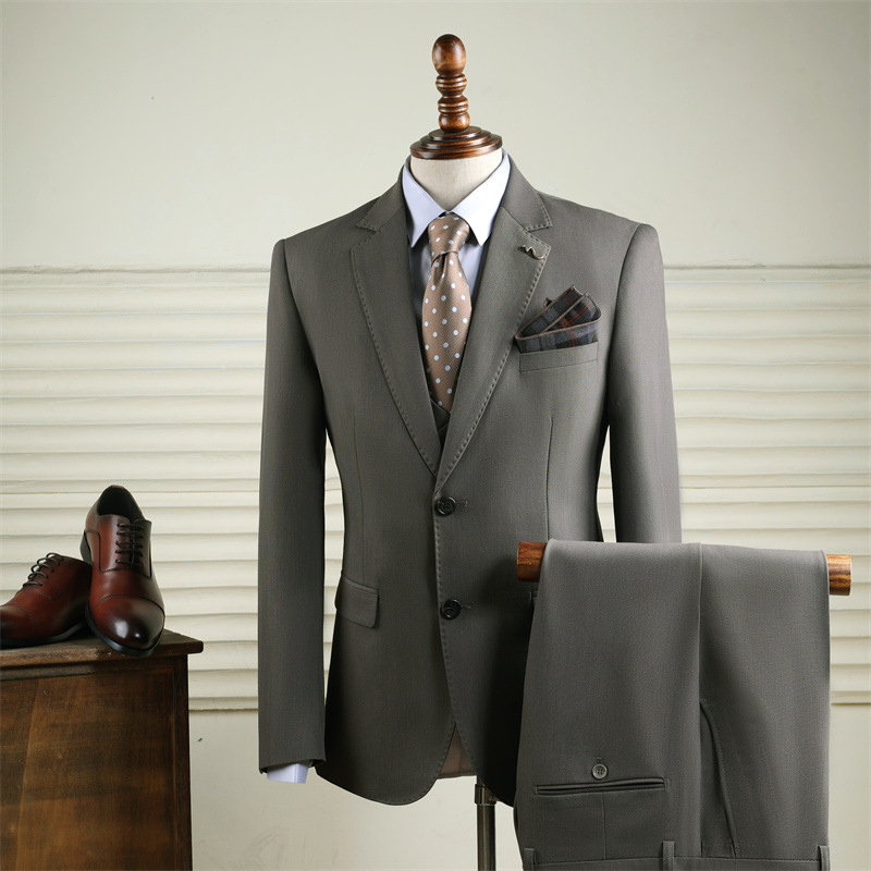 Elegante abito da smoking da uomo, abbigliamento sartoriale da gentiluomo per matrimonio, sposo, testimone, colloquio di lavoro, stile skinny board._voghion.com