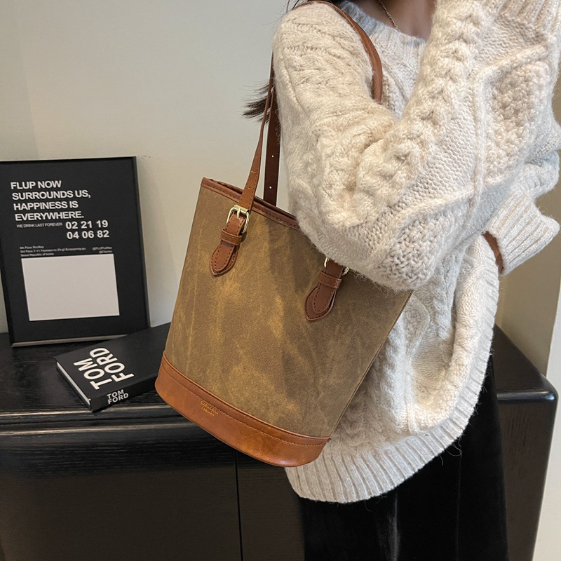 Autumn and winter retro underarm bag female 2023 new fashion South Korea Tote bag all-in-one large capacity bucket bag