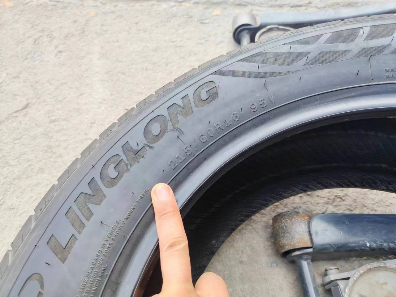 Linglong Tire 215/60R16 95V Fits Accord, Camry, Magotan, Teana, Passat, and Vezel 2156016