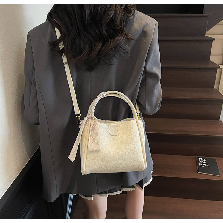 This year, the popular hand-held bucket bag for women in 2025 is a new, fashionable and simple single-shoulder small handbag that is versatile for commuting undefined