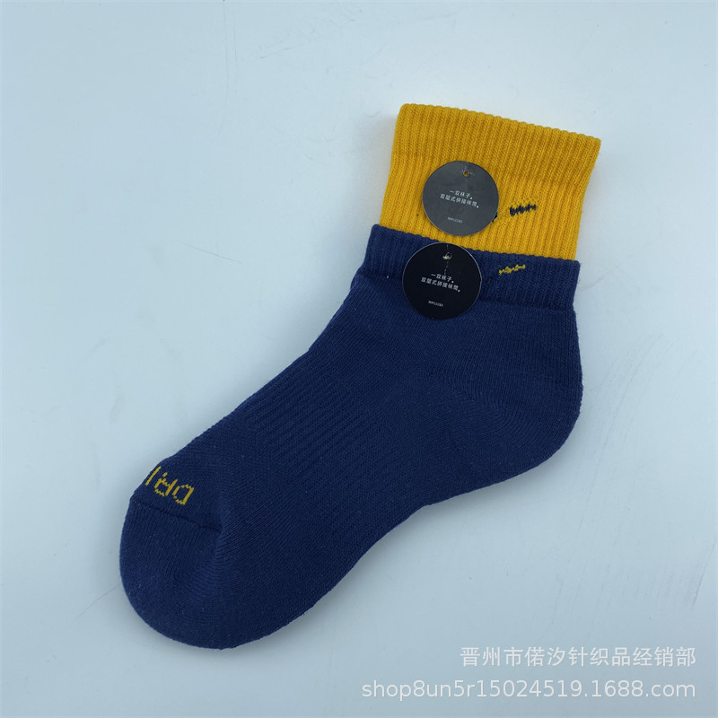 2023新品の偽の2つのつなぎ合わせのスポーツの靴下の中で筒の高い筒の男女の同項のマカロンカラーの厚いタオルの底