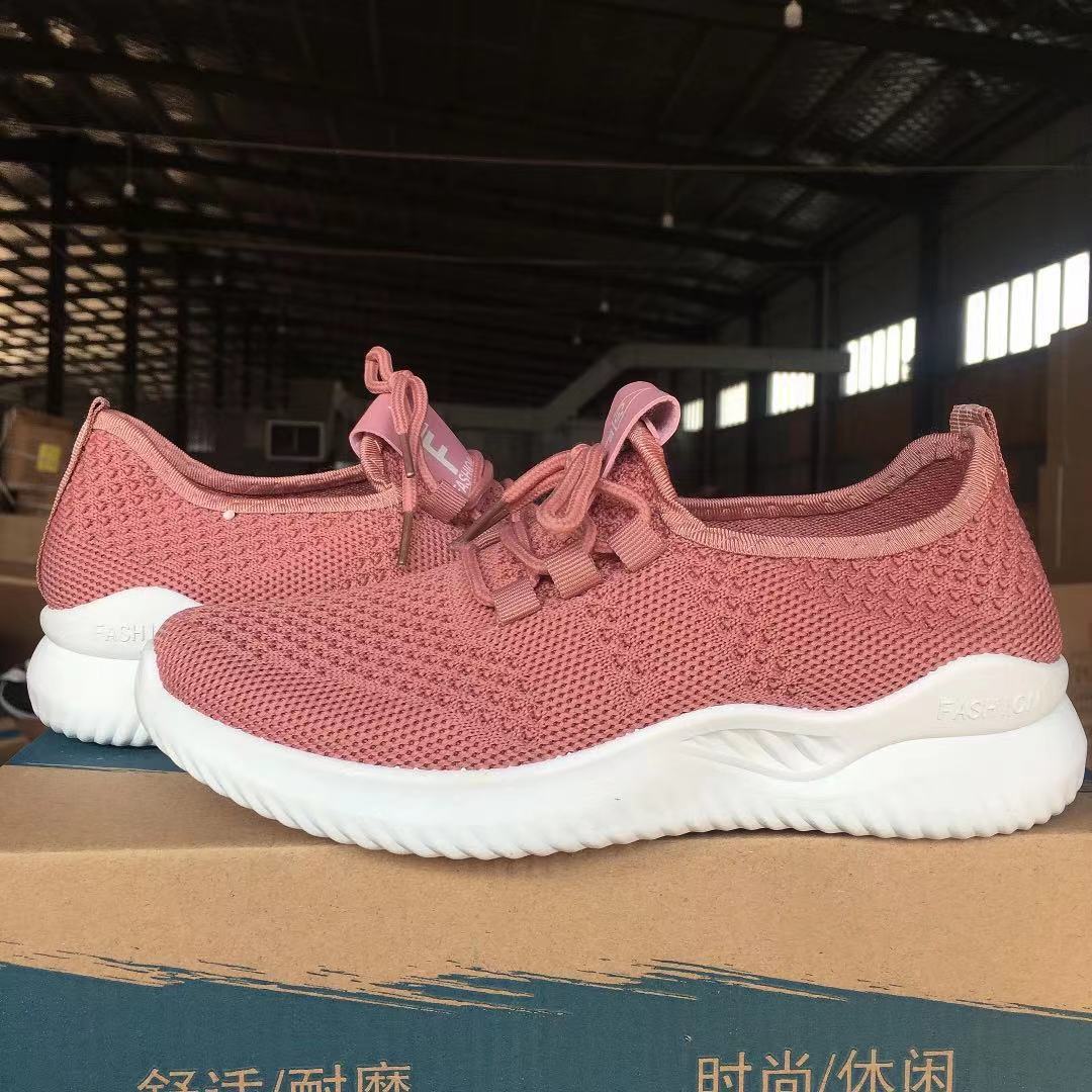 Un nuevo tipo de zapatos casuales de tejido de mujer, zapatos deportivos suaves cómodos, zapatos escolares ligeros de moda, zapatos blancos.