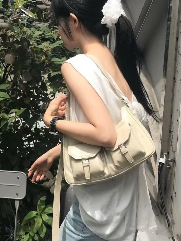 Standoilは韓国の小衆機関車のカバンを包んでいます。|undefined