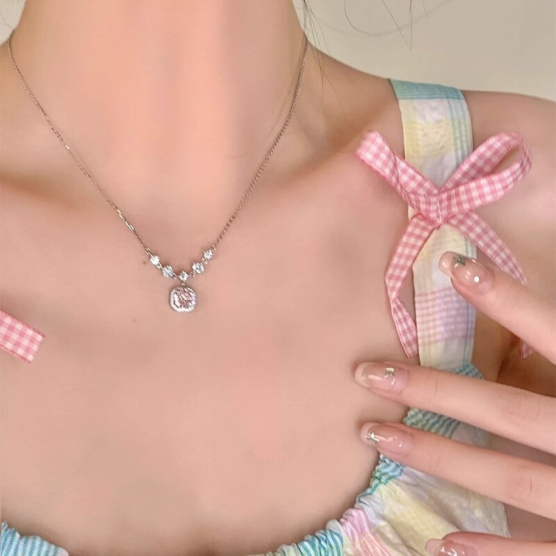 女性用の軽くて豪華なジルコンシュガーキューブダイヤモンドネックレス、シンプルなニッチデザインのネックレス、絶妙でハイエンド、多用途の鎖骨チェーントレンド|undefined