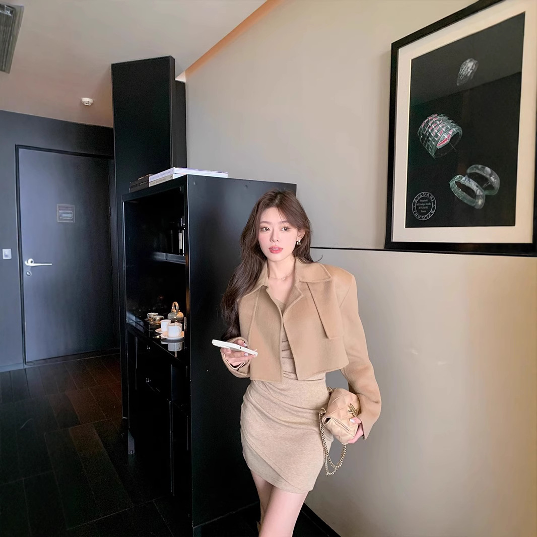 가을과 겨울 오트밀 색상 뜨거운 소녀 순수한 기모 V-넥 원피스 짧은 웨이스트 힙 스커트 불규칙한 슬림 치마를 원합니다