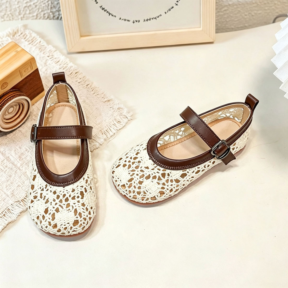 Zapatos de playa de moda de niñas versátiles 2026 verano nuevos zapatos casuales transpirables de malla para niños sandalias huecas