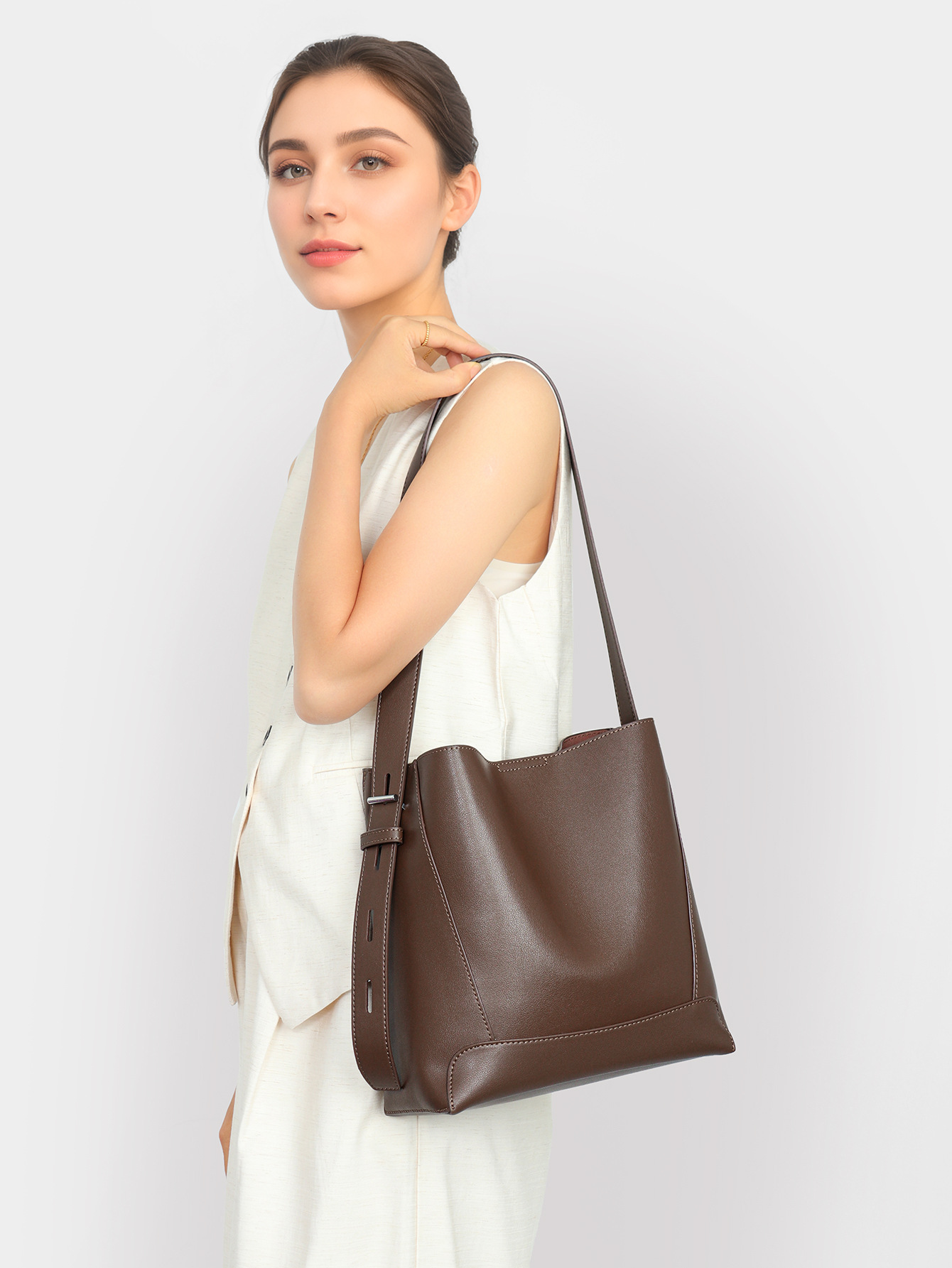 バッグファッションクロスボディバッグニッチデザインシニアセンスショルダーバッグレディースファッションポータブルバケットバッグ通勤レディースバッグ