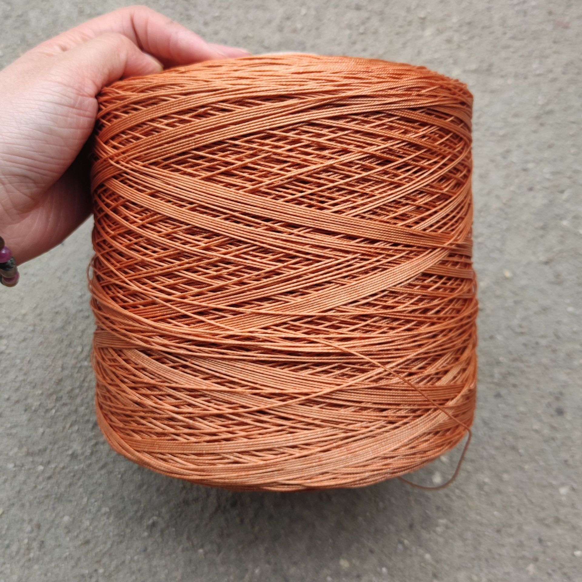 다크 브라운 0.8mm 3 가닥 롤은 길이가 약 2700 m 이고 약 2kg 입니다.