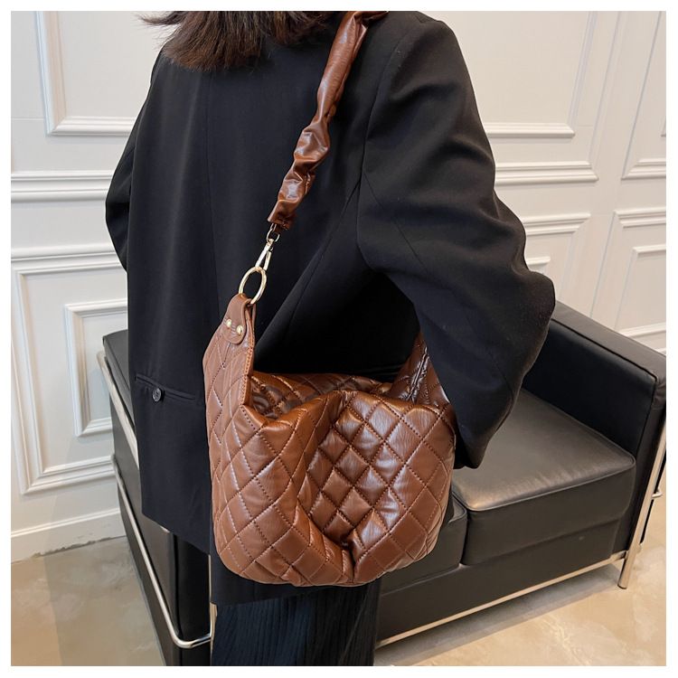 Retro Rhombus New Trendy Autumn And Winter One-shoulder Messenger Design Dumpling Bag display picture 6