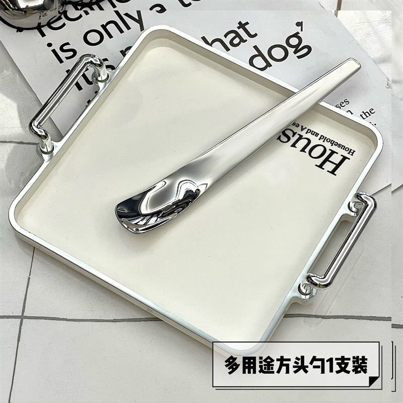 긴 손잡이를 가진 1810 평방 스푼